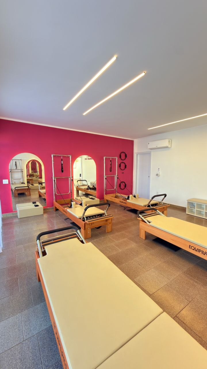 Sala principal da The Good Place Health com equipamentos de pilates